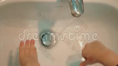 可爱的小男孩在水槽里用洗手胶洗手。 洁手理念理念.. 冠状病毒